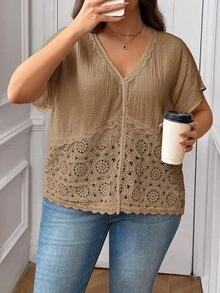 SHEIN Frenchy Blus Ukuran Besar Musim Panas Minimalis Elegan Warna Polos Bertekstur Patchwork Renda Kancing Dekorasi Lengan Kelelawar untuk Tamu Pernikahan Khaki - Coklat - View 4