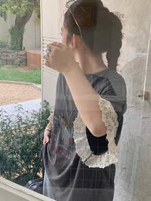 Dazy Plus 轻薄透视蕾丝拼接撞色短袖字母印花宽松休闲T恤，适合女士及大码夏季穿着。 - 深灰色 - 查看 5