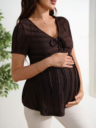 GentleRue Maternity Camiseta de maternidad con cuello en V y manga corta, de punto jacquard con nudo delantero, minimalista y de moda, adecuada para el verano