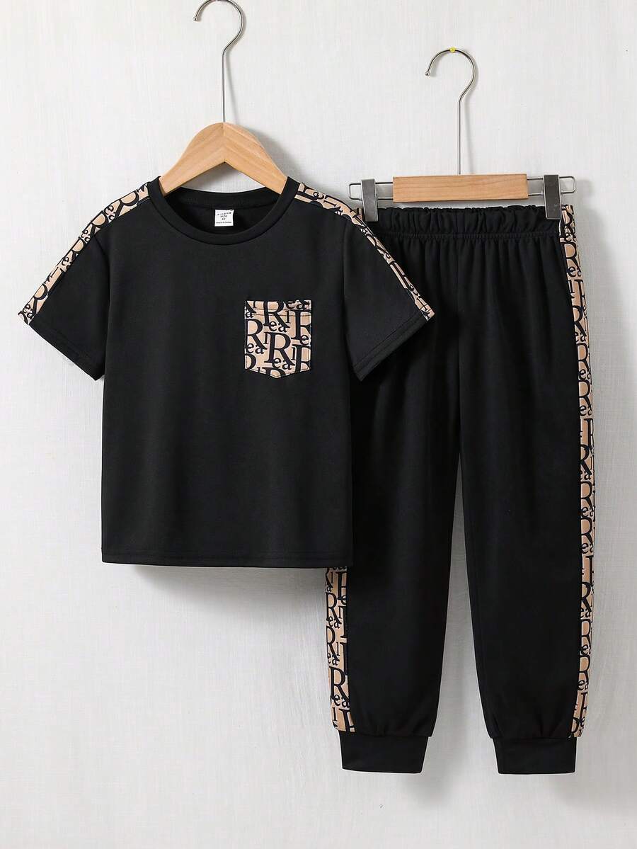 SHEIN 两件套儿童/青少年男童休闲拼接撞色复古印花圆领宽松短袖T恤和休闲运动裤套装，适合春夏季节、郊游、情人节、约会、旅行、度假、家庭聚会、返校、婚礼、晚宴、运动、生日派对等场合。