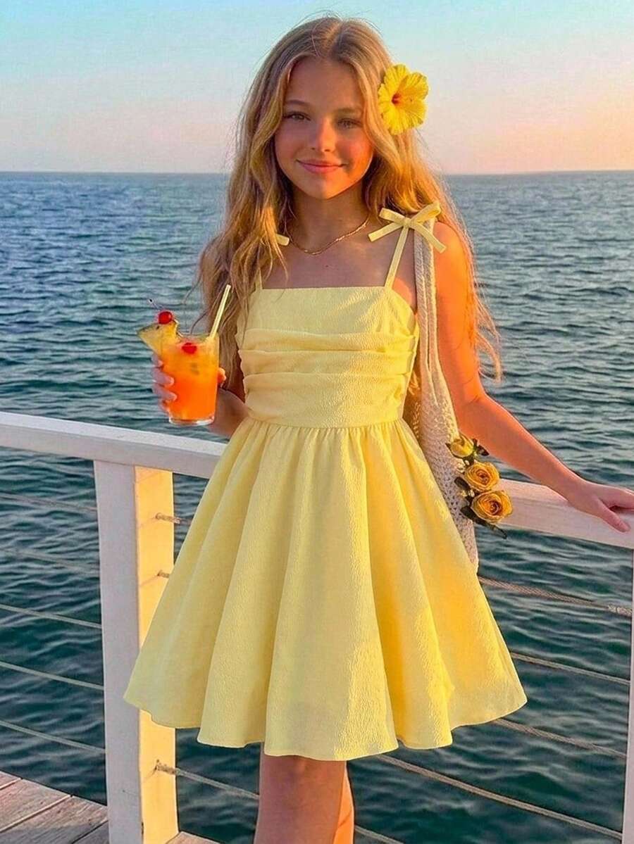 SHEIN 少女纯色梭织泡泡褶双层连衣裙休闲吊带法式仙女裙,度假装 - 黃色 - 查看 1