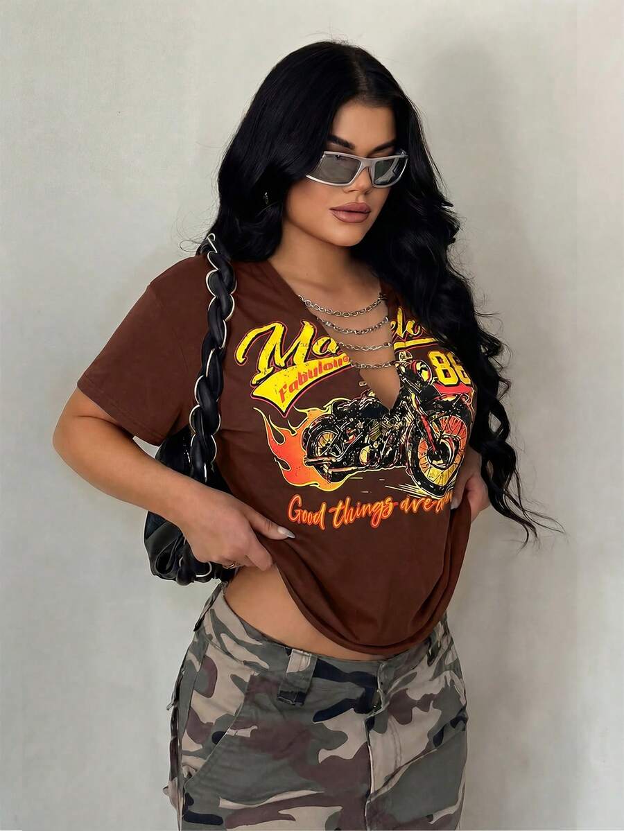 SHEIN SXY 大码女式基本款纯灰色休闲复古做旧街头风短袖上衣,宽松朋克摩托车印花T恤-棕色衬衫,饰有金属链,适合日常穿着/音乐节/俱乐部/派对和其他场合。 - 棕色 - 查看 1