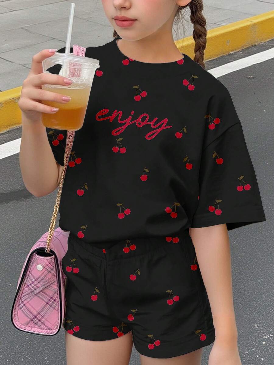 两件套黑色樱桃复古字母印花少女休闲舒适圆领短袖T恤短裤套装,适合春季、夏季日常穿着、度假、外出,充满春日气息和夏日风情,是春夏穿搭的理想之选。舒适百搭,时尚有型,休闲百搭,复古迷你樱桃图案童装,春夏套装,新款设计,清凉舒适,适合轻松的暑假穿着,少女风十足。 - 彩色 - 查看 1