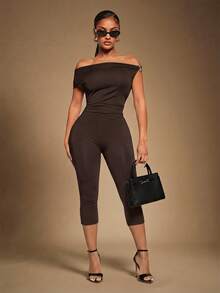 Radiana Bộ jumpsuit đen ôm sát, gợi cảm, bất đối xứng vai, trang trí khóa kim loại vàng, jumpsuit thường ngày, quần thường ngày, jumpsuit lửng, quần capri ôm sát, vải dệt kim co giãn cao, dáng ôm sát cơ thể, phù hợp cho các hoạt động thường ngày, mua sắm, hẹn hò, tụ họp, tiệc tùng, hộp đêm, tiệc cocktail, đi làm, du lịch nghỉ dưỡng. - Cà phê nâu - Xem 2