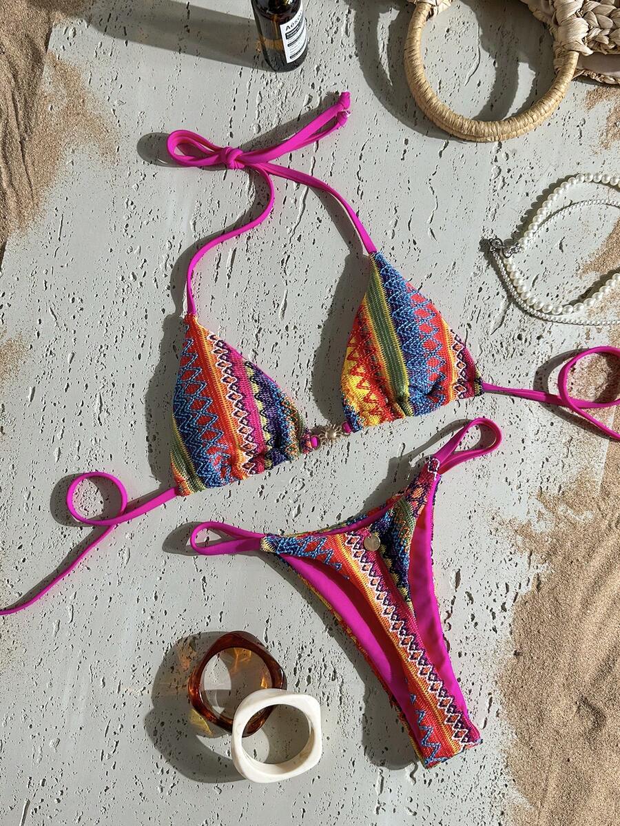 Swim Mod 女款 26SS 春夏新款 鉤編風面料 金屬裝飾 V領露背 繞帶式 三角底比基尼泳衣 2件組 - 彩色 - 查看 1
