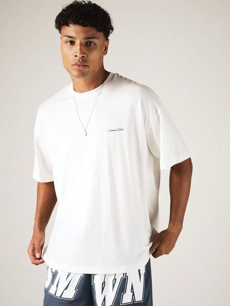 T-shirt col rond surdimensionné avec impression du logo en arc universitaire au dos. Streetwear estival