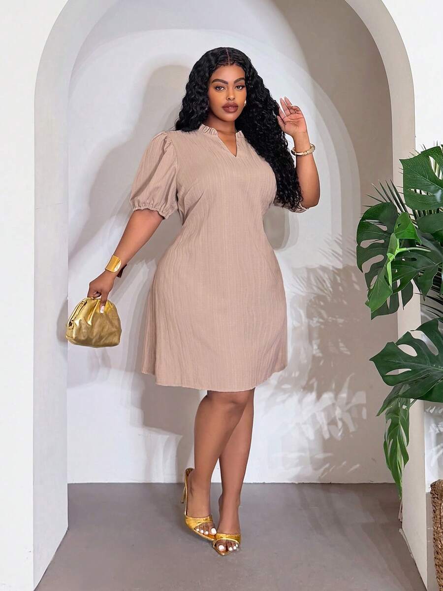 Slaydiva Phong cách mùa hè mới, Tiệc sinh nhật, Đi làm hàng ngày, Cơ bản đa năng, Thường ngày, Kỳ nghỉ, Du lịch biển, Bãi biển, Bên bờ biển, Tắm nắng, Món đồ, Hẹn hò, Mua sắm, Kỳ nghỉ gợi cảm, Kỳ nghỉ trên đảo, Phong cách Bohemian, Trang phục nghỉ hè, Tiệc tùng, Lễ hội âm nhạc, Kỳ nghỉ khách sạn, Đi làm thường ngày, Ăn trưa muộn - Váy ngắn cỡ lớn dành cho nữ, màu kaki trơn, cổ chữ V, tay phồng, dây rút eo, dáng chữ A, chất liệu vải dệt họa tiết.