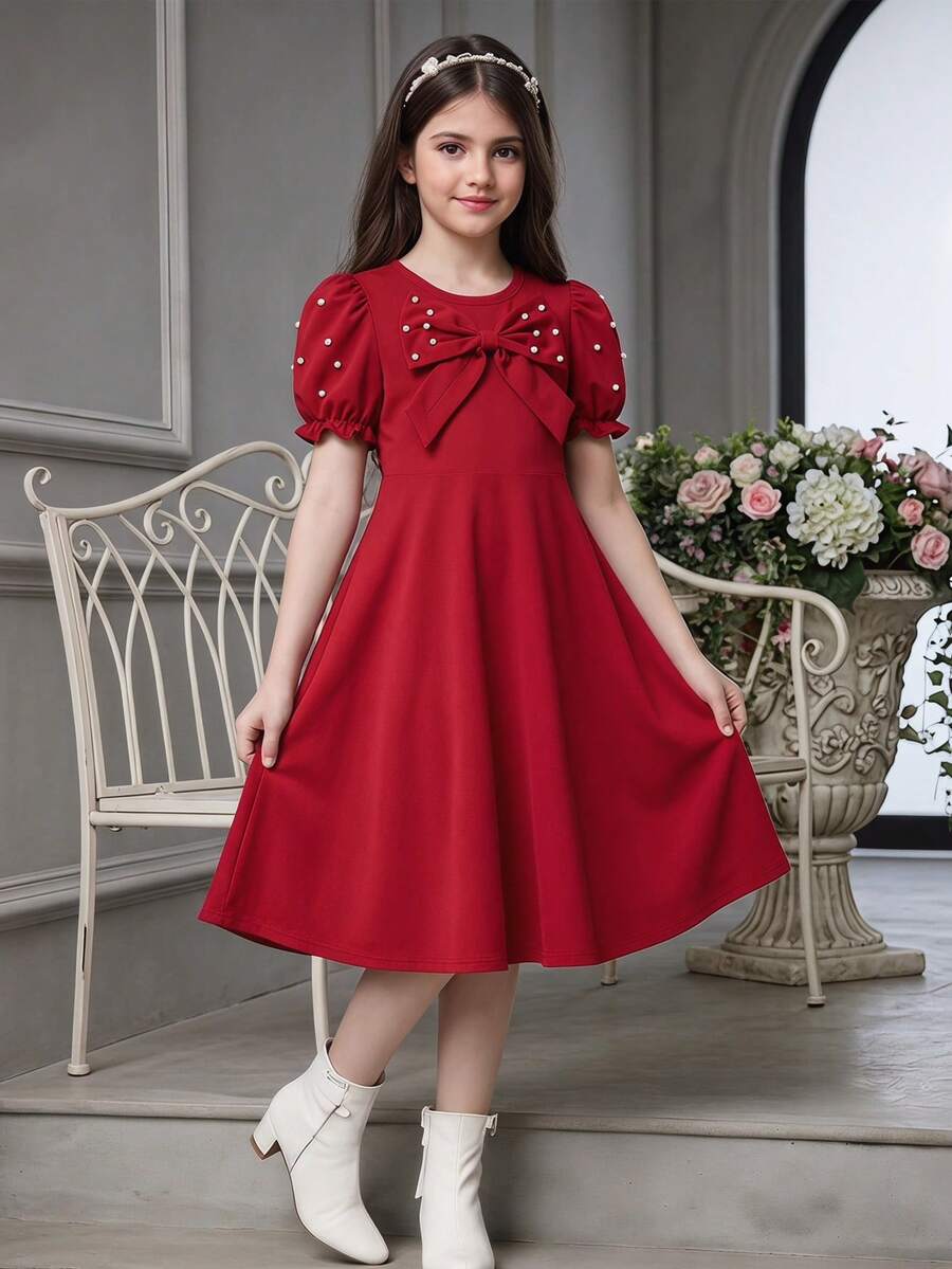 SHEIN 这款少女圣诞优雅红色泡泡袖串珠连衣裙，饰有蝴蝶结和珍珠，甜美高贵，风格甜美清爽优雅，适合春夏节日穿着。设计亮点：泡泡袖和领口蝴蝶结，增添少女感；珍珠/串珠装饰，更显精致；修身剪裁搭配中长裙，展现身材曲线，巧妙遮掩赘肉。 - 紅色 - 查看 1