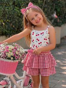 SHEIN Bộ 2 món cho bé gái: Áo hai dây dệt kim in hình quả anh đào và quần short xếp ly kẻ caro. - Đỏ - Xem 1