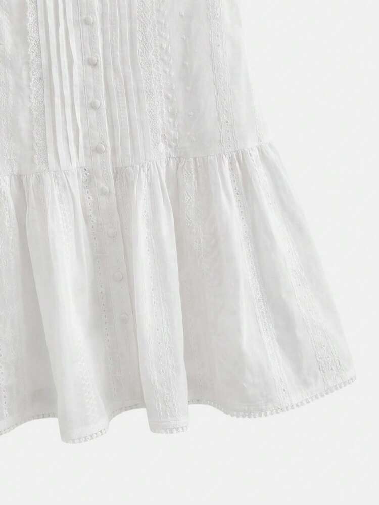 Vestido mini romántico blanco con bordados, escote en V, abertura frontal y detalles de encaje. Vestido de verano casual, vestido de verano lindo, vestido de estilo francés con volantes