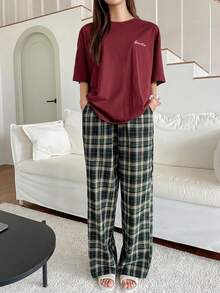 DAZY Bộ đồ ngủ mùa hè 2 món dành cho nữ, gồm áo thun in chữ dáng rộng và quần kẻ caro. - Màu Đỏ Sâu - Xem 5