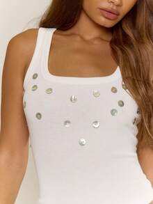 MUSERA Top tipo camiseta de tirantes acanalado con cuello de pico y adorno de botones con conchas, lindo y sexy para vacaciones, primavera, verano, festivales, chica cool, vintage, fiesta de noche y vacaciones - Blanco - Ver 2