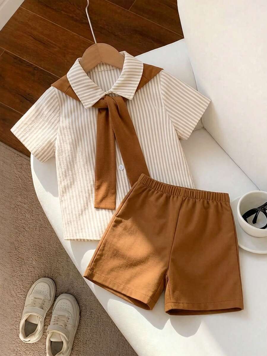 SHEIN Genkimix Kids 2pcs/Set Kemeja Polo Lengan Pendek Kancing Depan untuk Anak Laki-Laki & Celana Pendek Rajut Bergaris dengan Jubah yang Dapat Dilepas, Kasual Musim Semi/Panas - Coklat - View 1