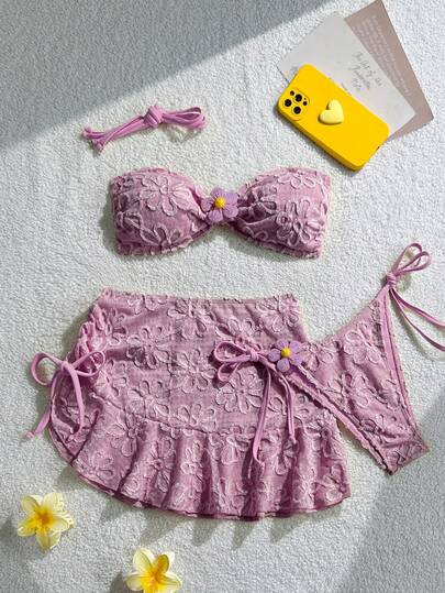 Swim Mod Bộ 3 món: Áo croptop hai dây mỏng nhẹ, quần tam giác buộc dây bên hông và chân váy ngắn xếp ly có dây rút.