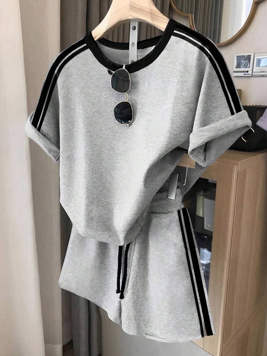 SHEIN 少女T恤套装,两件套,灰色针织休闲宽松版型,美式英语标语印花圆领短袖T恤和印花短裤,适合夏季街头运动穿着 - 淺灰色 - 查看 1