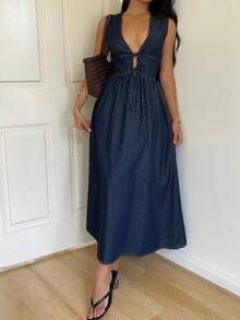 SHEIN Tall Vestido largo de mezclilla con cuello halter y escote profundo en V, cintura con lazo, vestido casual de verano y vacaciones, elegante para mujer. Vestido de mezclilla con escote profundo en V, sin mangas y con cordones, sexy, para verano - Azul lavado oscuro - Ver 5