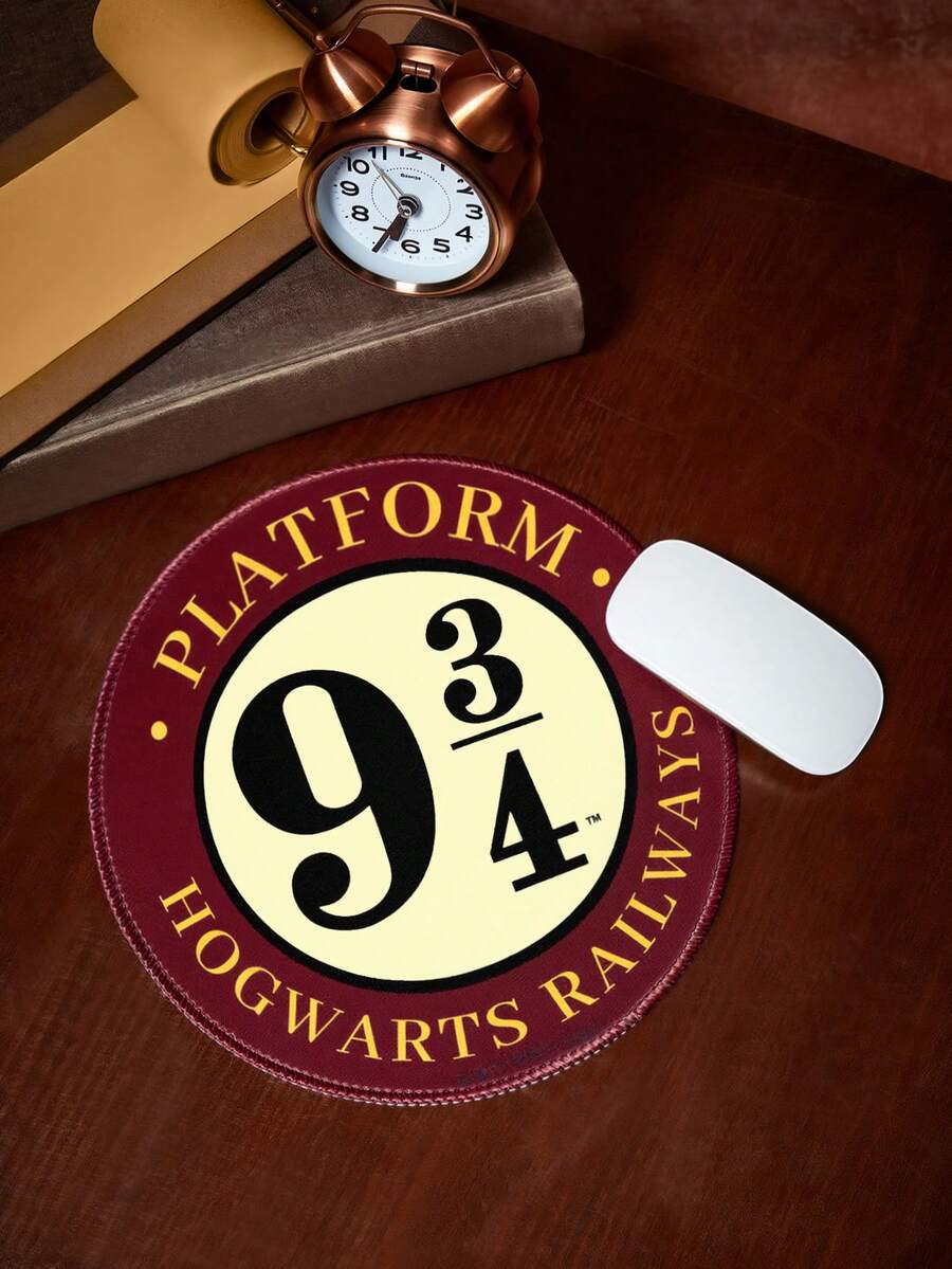 HARRY POTTER X SHEIN Tấm lót chuột kích thước 9 3/4 inch, nền tảng logo cổ điển, chống trượt, có gờ đỡ, dùng cho mặt bàn. - Xem 1