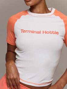MUSERA طقم تي شيرت علوي بقصة ضيقة وأكمام راغلان بألوان متباينة مع شعار "Terminal Hottie" وخياطة متباينة، كاجوال لطيف للاستخدام اليومي والمطار والعطلات، للربيع والصيف - أبيض - مشاهدة 6