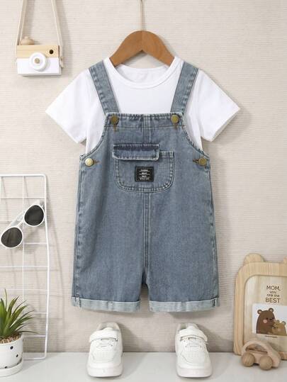 Mirajuku Quần yếm denim cho bé trai năm 2026, kiểu dáng mùa hè năng động. Màu xanh lam bạc màu cổ điển, thiết kế túi vá, dáng suông rộng. Chất liệu denim nhẹ, mềm mại, thoải mái và thân thiện với da. Một món đồ không thể thiếu cho bé trai, phù hợp cho mặc hàng ngày, chụp ảnh, đi chơi, dự tiệc, lễ hội âm nhạc, kỳ nghỉ và nhiều dịp khác.