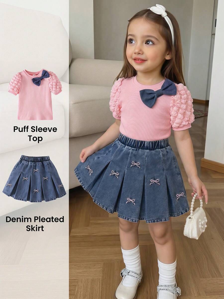 Elladie kids 两件套女童春夏套装，浅粉色短袖上衣+牛仔裙；泡泡袖荷叶边设计，胸前饰有蓝色刺绣蝴蝶结，百褶裙摆饰有粉色刺绣蝴蝶结，甜美可爱风格，适合日常穿着和亲子活动