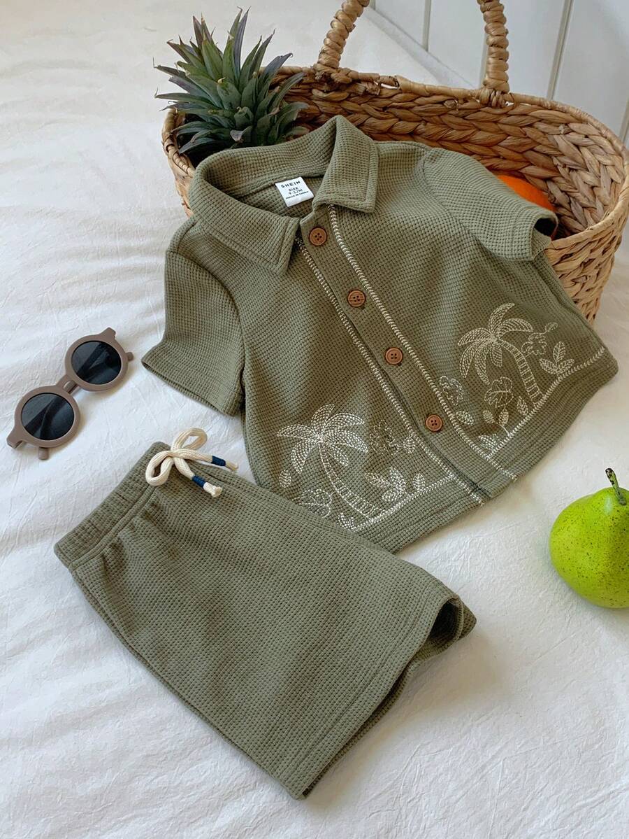 SHEIN Bộ 2 món áo sơ mi và quần short kiểu dáng thường ngày, họa tiết cây cối dễ thương, chất liệu vải waffle, dành cho bé trai/bé gái, thích hợp cho kỳ nghỉ hè, quần áo mùa hè cho bé trai, áo kiểu Hawaii. - xanh quân đội - Xem 1