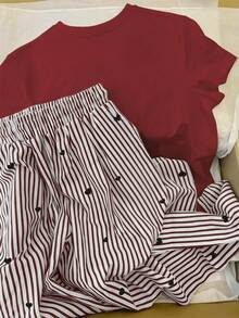 Resyla 女士心形刺绣圆领短袖T恤和抽绳腰条纹裤休闲套装 - 紅色 - 查看 2