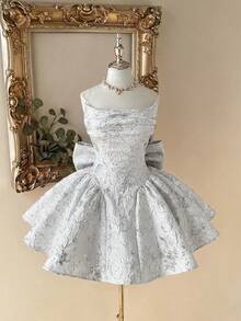 Lovelzi Đầm chữ A ngắn không dây vai, cổ khoét sâu, chất liệu vải jacquard 3D thanh lịch, kiểu dáng lãng mạn, có nơ trang trí phía sau có thể tháo rời, thích hợp cho lễ tốt nghiệp, khai giảng, lễ hội âm nhạc, tiệc sinh nhật, đám cưới, tiệc trà chiều, dạ hội. - trắng - Xem 6