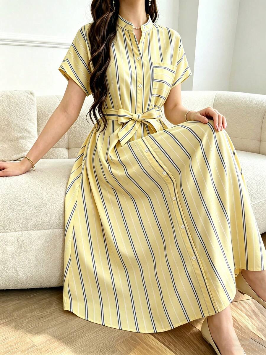 SHEIN 一件式少女夏季休闲时尚经典舒适短袖连衣裙，黄色条纹立领短袖中长宽松衬衫裙，开衩下摆配腰带，适合日常穿着、购物、度假等场合。