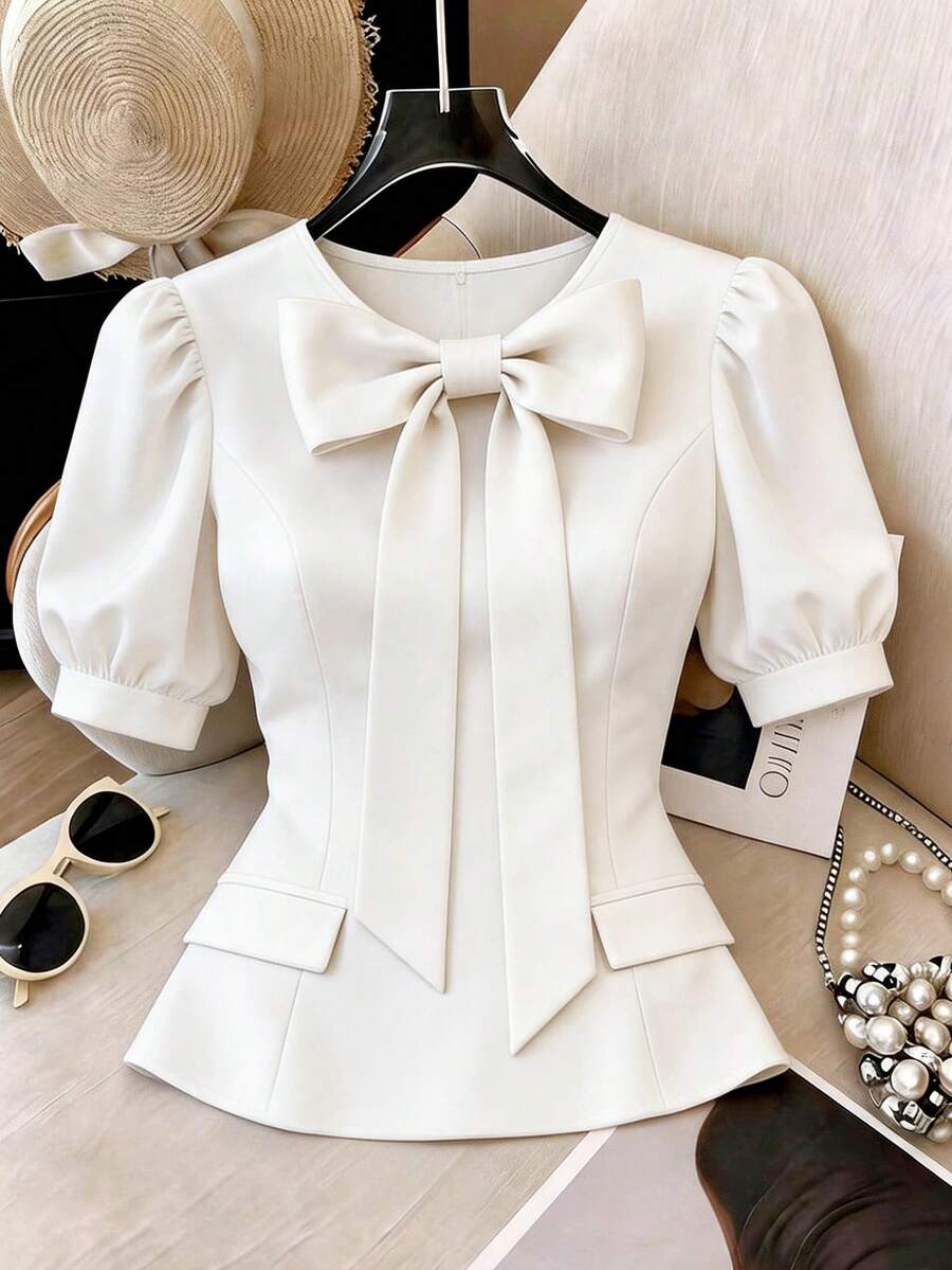 SHEIN Franclia Áo sơ mi nữ trắng thanh lịch, tay phồng, đa năng, cổ nơ lớn, túi giả, áo sơ mi công sở, áo kiểu thường ngày, cần thiết cho mùa hè, váy sơ mi trắng, đi làm, hàng ngày, mùa đông, mùa xuân, mùa thu, họp hành, đàm phán kinh doanh, văn phòng hàng ngày, hẹn hò, trang phục công sở cho giáo viên thành thị, trang phục Giáng sinh và năm mới, tụ họp thường ngày, trang phục du lịch, năng động, thanh lịch, tối giản, trang phục bốn mùa, trang phục đi biển, trang phục mùa hè, áo sơ mi đi làm, áo đi biển, áo kiểu trang trọng, trang phục mùa hè cho nữ. - trắng - Xem 1