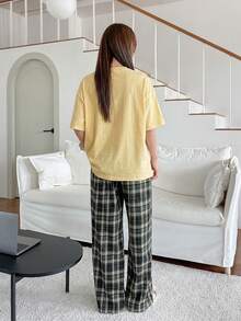 DAZY Bộ đồ nữ mùa hè thường ngày 2 món: Áo thun in chữ dáng rộng và quần kẻ caro. - Màu vàng - Xem 2