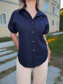 Jeta Ari Camisa de mujer con cuello, manga corta y botones, versátil para combinar, estilo moderno elegante urbano para ir al trabajo y uso diario, estilo retro de los 90, verano - Azul - Ver 3