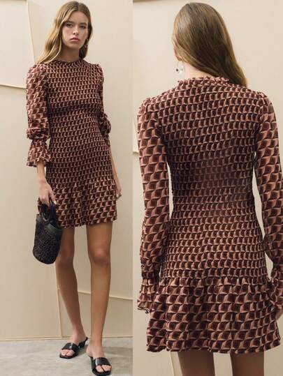 Nöista Vestido mini de manga larga con estampado geométrico retro que presenta un corte ajustado, un bajo con volantes y adornos con estampado geométrico, emanando un encanto dulce y retro. Perfecto para primavera, verano y principios de otoño, es adecuado para el uso diario de profesionales urbanos o para reuniones casuales, vacaciones, citas y talla grande. Las mangas largas agregan elegancia y porte, creando un aspecto brillante, texturizado e individualista.