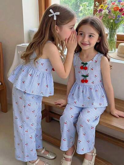 Set de 2 piezas Conjunto de niña con estampado de cuadros de cereza sin mangas, cuadros azules y blancos con estampado de cerezas, decoración adorable con pompones de cereza, top sin mangas con dobladillo con volantes, pantalones anchos y sueltos, cómodo para el verano, adecuado para uso diario, parque de diversiones, fiestas, actividades entre padres e hijos