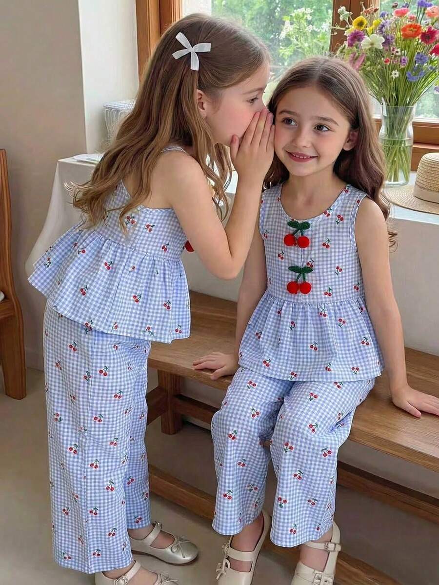 SHEIN Vintaside Kids 两件套女童樱桃格子无袖套装,蓝白格子樱桃印花,可爱绒球樱桃装饰,荷叶边下摆无袖上衣,宽松阔腿裤,夏季穿着舒适,适合日常穿着、游乐园、派对、亲子活动等场合。 - 彩色 - 查看 1