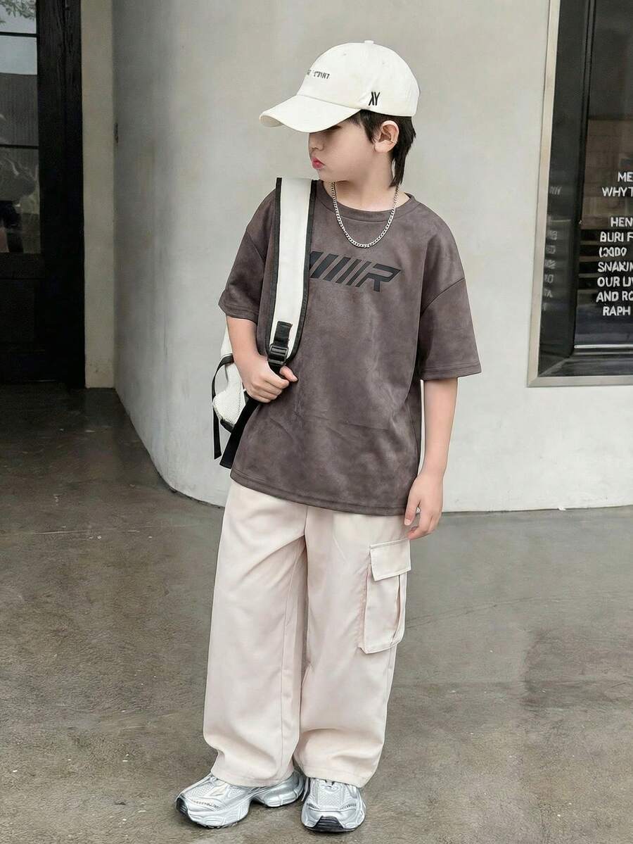 SHEIN 男童简约纯色小写字母撞色纹理深灰色短袖T恤搭配乳白色工装裤套装，休闲学院风，舒适时尚，简约实用，百搭柔软面料，适合日常穿着，适合上学，适合旅行，适合户外运动，适合春、夏、秋、冬四季，夏季穿搭，Y2K风格，度假潮流，2026春夏街头风，酒红色，假日复古波西米亚风，节日派对，可爱生日男孩，低调休闲舒适