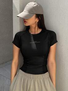 DAZY تي شيرت رياضي للنساء ذو تصميم تي شيرت رقبة وأكمام درجة لون مختلفة بطباعة حرفية مصمم بأسلوب شريب صيفي ملائم للجسم - الأسود - مشاهدة 4