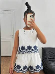 Bộ đồ hai mảnh phong cách Pháp cổ điển dành cho bé gái: Áo không tay thêu trắng và quần short cạp chun, thiết kế viền bèo nhún tương phản, dáng rộng thoải mái, thích hợp cho kỳ nghỉ hoặc những dịp thường ngày. - trắng - Xem 1