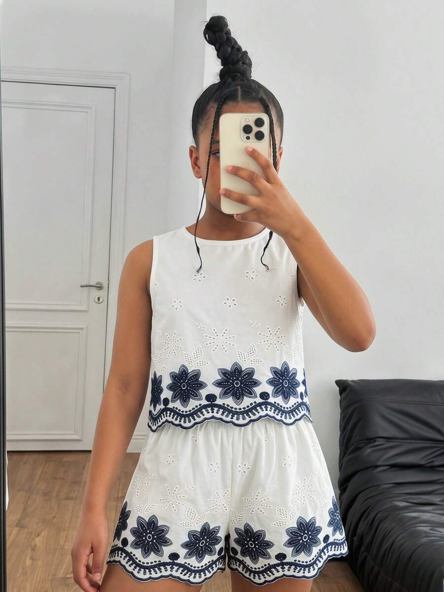 Bộ đồ hai mảnh phong cách Pháp cổ điển dành cho bé gái: Áo không tay thêu trắng và quần short cạp chun, thiết kế viền bèo nhún tương phản, dáng rộng thoải mái, thích hợp cho kỳ nghỉ hoặc những dịp thường ngày. - trắng - Xem 1