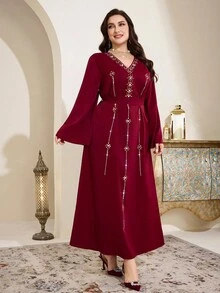 Al Najma Vestido maxi elegante de estilo árabe con cuello en V, manga larga y decoración de flores de strass para mujer de talla grande - Burdeos - Ver 5