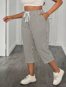 SHEIN PETITE CURVE Quần lửng kẻ sọc cạp chun dáng petite curve cỡ lớn, thích hợp cho kỳ nghỉ hè, quần kẻ sọc mùa hè cho giáo viên, có túi, mùa xuân, lễ tốt nghiệp, thường ngày, quần kẻ sọc. - Nhiều màu - Xem 7