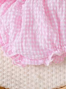 SHEIN Conjunto de 2 piezas para recién nacida con top de camisa sin mangas con bordado de flores a cuadros azul y blanco, emparejado con shorts triangulares. Lindo y nuevo estilo adecuado para fotografía al aire libre y vacaciones - Rosa - Ver 4