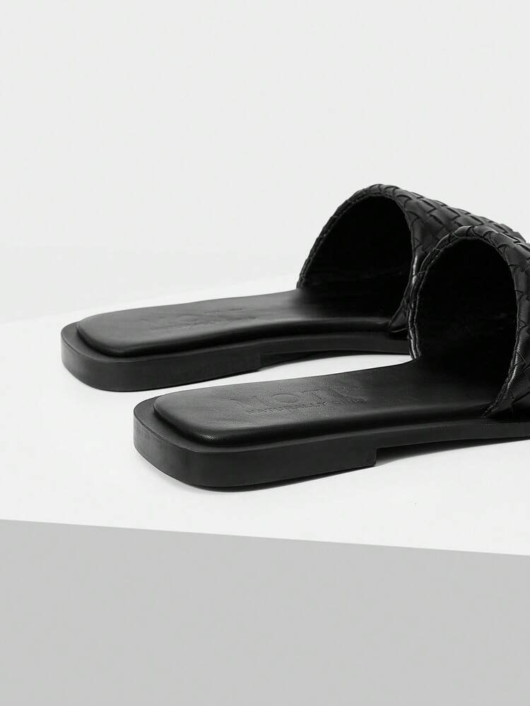 WOMEN SHOES EUROPEAN NEW FASHION BLACK WOVEN ONE-WORD SQUARE TOE FLAT BOTTOM COOL SLIPPERS, CASUAL VERSATILE SIMPLE AND COMFORTABLE BEACH SLIPPERS