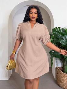 Slaydiva Phong cách mùa hè mới, Tiệc sinh nhật, Đi làm hàng ngày, Cơ bản đa năng, Thường ngày, Kỳ nghỉ, Du lịch biển, Bãi biển, Bên bờ biển, Tắm nắng, Món đồ, Hẹn hò, Mua sắm, Kỳ nghỉ gợi cảm, Kỳ nghỉ trên đảo, Phong cách Bohemian, Trang phục nghỉ hè, Tiệc tùng, Lễ hội âm nhạc, Kỳ nghỉ khách sạn, Đi làm thường ngày, Ăn trưa muộn - Váy ngắn cỡ lớn dành cho nữ, màu kaki trơn, cổ chữ V, tay phồng, dây rút eo, dáng chữ A, chất liệu vải dệt họa tiết. - Màu Khaki - Xem 7