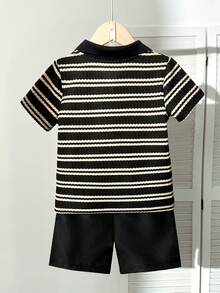 Souflis Souflis 2件組男童幼童套裝，男童套裝，夏季復古條紋紋理短袖POLO衫 + 休閒短褲2件組，上衣特點為翻領小V領設計，華夫格紋理針織條紋面料，復古配色並帶有內置紋理圖案 - 黑色 - View 2