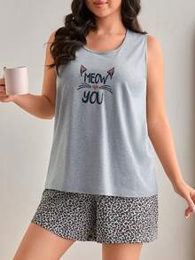 SHEIN مجموعة بيجامة كاجوال من قطعتين للنساء ذوات الحجم الكبير، ملابس علوية نوم بدون أكمام مزين بطباعة الحرف والقلب + شورت بطبعة نمر - متعدد الألوان - مشاهدة 5
