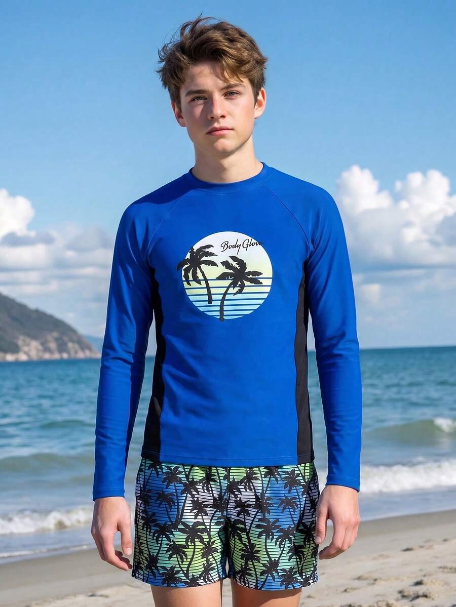SHEIN 2-Piece Teen Boys Vintage West Coast Surf Style Swimwear Set. Main Body In Vibrant Royal Blue, Contrasted With Black Side Panels. Front Features Retro Sunset & Palm Tree Silhouette Print With "Body Glove" Branded Text In Gradient Sunset Striped & Double Palm Tree Design. Raglan Sleeve Top In Ombre Blue-Green Wave Pattern With All-Over Black Palm Tree Silhouette Print, Perfectly Coordinating With Top. Fashionable, Casual, Suitable For Swimming, Summer Vacation, Beach, Pool Party - Multicolor - View 1