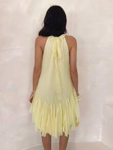 SHEIN Glamour Vestido de verano de cuello halter amarillo claro para vacaciones y citas, vestido de línea A con volantes de malla calada y plisados en el bajo - Amarillo claro - Ver 7