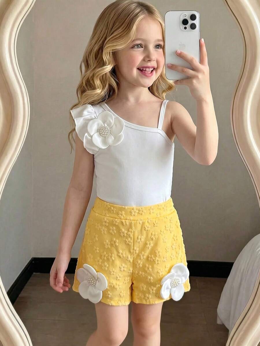 SHEIN Bộ đồ đôi thanh lịch cho bé gái tuổi teen, phong cách nghỉ dưỡng ngọt ngào, phối màu độc đáo: Áo trắng cổ lệch với họa tiết hoa 3D và hạt ngọc trai ở giữa, áo ôm sát bằng vải gân, quần short vàng cạp chun với họa tiết hoa dập nổi, chất liệu mỏng mềm mại, phù hợp cho tiệc tùng, dã ngoại, đi học, khiêu vũ, mặc hàng ngày, mùa xuân và mùa hè. Bộ đồ trẻ em đa năng và đáng yêu. - Màu vàng - Xem 1