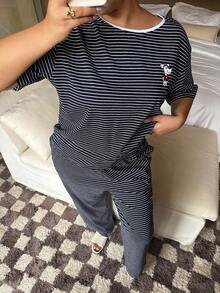 Dazy Plus 两件套条纹休闲家居服，卡通印花圆领宽松短袖上衣和长裤，大码女式春夏睡衣套装 - 藏蓝色 - 查看 4