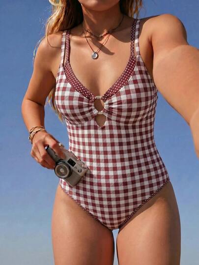 Swim Mod Traje de baño de una pieza para mujer talla grande, con estampado aleatorio de cuadros y lunares, cuello de escote redondo, diseño de anillo blanco central en la parte delantera, tirantes desmontables, adecuado para playa y resort, Primavera/Verano 2026